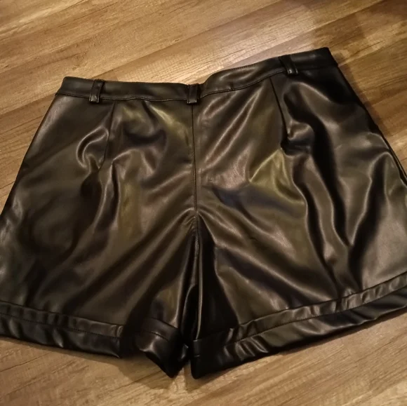 Shein Curve Pleated Faux Leather Button Up Shorts Size 4XL - Picture 3 of 5